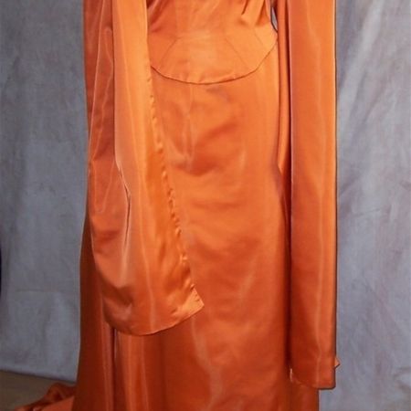 Orangefarbenes Abendkleid mit Stola klein