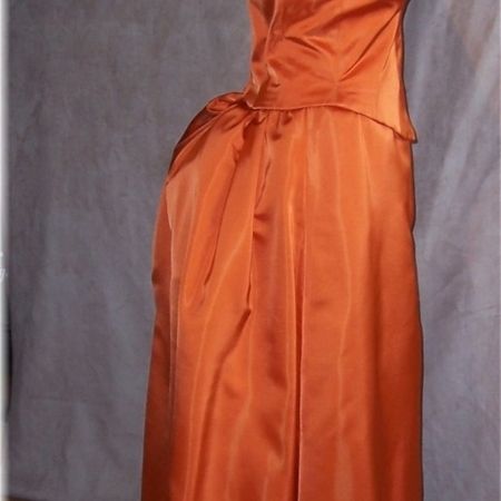 Orangefarbenes Abendkleid seitlich klein